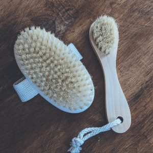 Dry brushes to stimulate lymphatic drainage